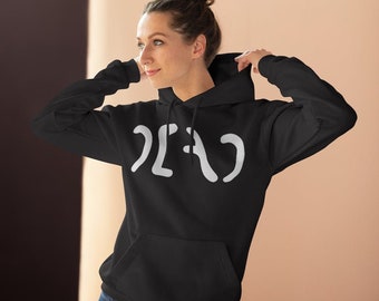 Puede incluir: Una sudadera negra de manga larga con capucha y un diseño gráfico blanco en el pecho. La sudadera incluye un bolsillo tipo canguro frontal, una capucha con cordón y puños acanalados. El gráfico consta de cuatro formas blancas abstractas.