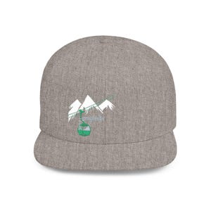 Puede incluir: Una gorra de béisbol gris jaspeado con un diseño bordado de picos de montaña blancos, una góndola verde y la palabra gondola en letra azul claro. La gorra presenta una corona estructurada y una visera plana con un diseño detallado.