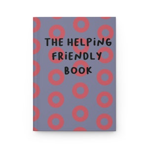 以下が含まれることがあります： 黒い文字で「THE HELPING FRIENDLY BOOK」と書かれた紫色のノート。表紙には赤い円の繰り返し模様がある。