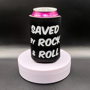 レトロなフィッシュ風缶クーラー - 「Saved by Rock and Roll」の歌詞デザイン - 70 年代の音楽フェスティバルの雰囲気、ロックンロールビールアクセサリー、レトロアート