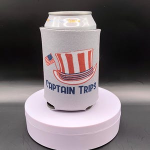 Enfriador de latas con la bandera de EE. UU. de Captain Trips, soporte para cerveza muerta