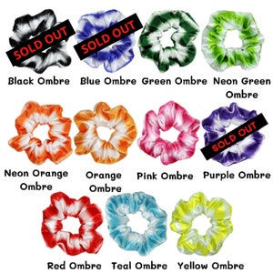 Puede incluir: Surtido de scrunchies degradados en varios colores, incluyendo negro, azul, verde, verde ne&oacute;n, naranja ne&oacute;n, naranja, rosa, morado, rojo, turquesa y amarillo. Algunos colores est&aacute;n agotados.