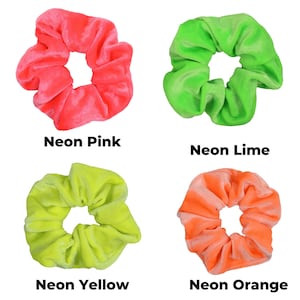 Puede incluir: Cuatro scrunchies de color ne&oacute;n en rosa, verde lima, amarillo y naranja. Los scrunchies est&aacute;n hechos de un material suave y aterciopelado.
