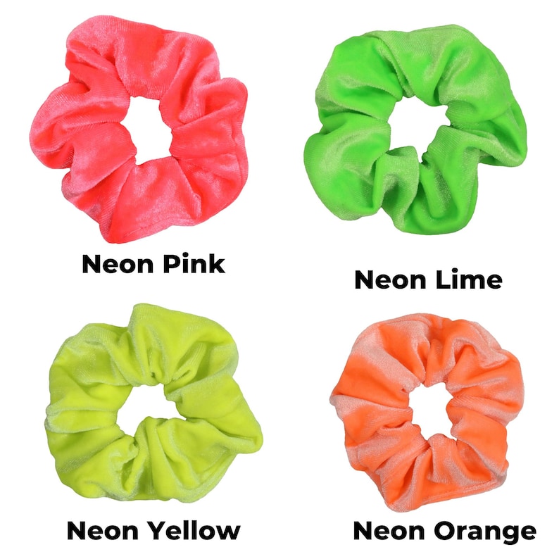 Puede incluir: Cuatro scrunchies de color ne&oacute;n en rosa, verde lima, amarillo y naranja. Los scrunchies est&aacute;n hechos de un material suave y aterciopelado.