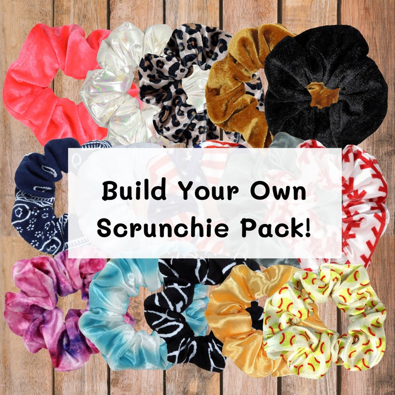 Puede incluir: Una colecci&oacute;n de scrunchies coloridos en varios patrones y telas, incluyendo tie-dye, estampado animal y colores s&oacute;lidos. Los scrunchies est&aacute;n dispuestos en un c&iacute;rculo con el texto "Build Your Own Scrunchie Pack!" en el centro.