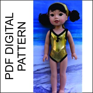 Könnte beinhalten: Ein goldener und schwarzer Badeanzug mit einem Musiknoten-Design für eine Puppe. Der Badeanzug hat einen glitzernden goldenen Stoff und schwarzen Besatz. Die Puppe trägt ein schwarzes Stirnband mit einer weißen Schleife.