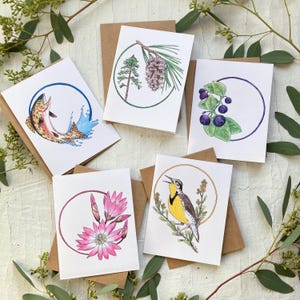 pour notes sur le thème de l'État du Montana | Carte vierge | Fleur de racine d'amer | Truite fardée | Pin ponderosa | Airelle rouge | Sturnelle des prés