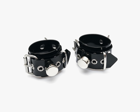 Wrist cuffs with stainless steel eyelets and Segifix Lock