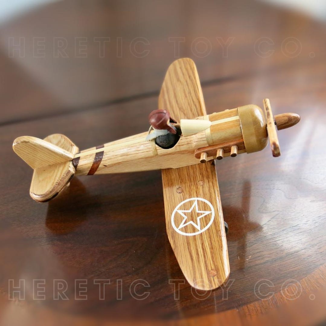 木製おもちゃの飛行機：マグネット式パイロット、ボールベアリング式