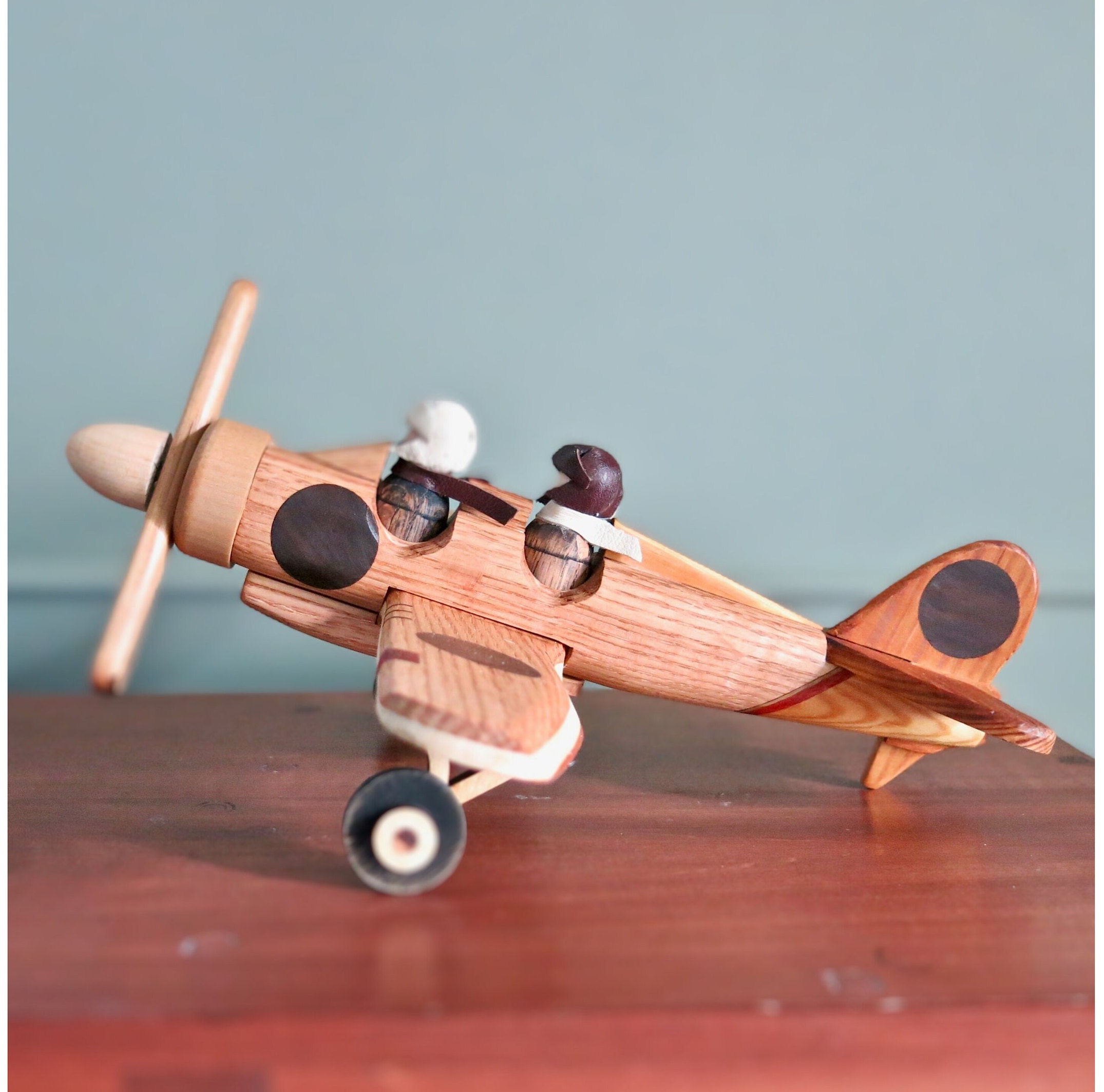木製おもちゃの飛行機：マグネット式パイロット、ボールベアリング式