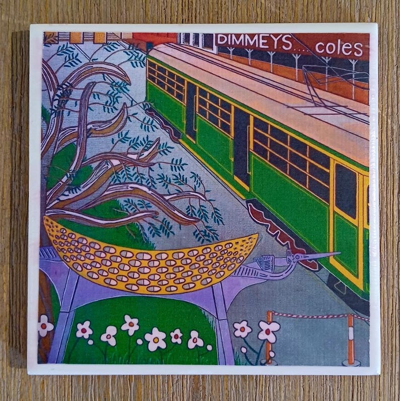 K&ouml;nnte beinhalten: Eine quadratische Keramikfliese mit einer farbenfrohen Illustration einer gr&uuml;n-gelben Stra&szlig;enbahn, die an einem Geb&auml;ude mit der Aufschrift DIMMEYS coles vorbeif&auml;hrt. Im Vordergrund eine violette Struktur mit gelbem Muster, B&auml;ume und wei&szlig;e Blumen.