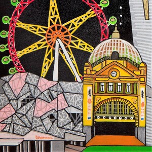 Puede incluir: Una pintura que representa un edificio de estaci&oacute;n de tren amarillo con un reloj, una gran noria roja y amarilla al fondo y una estructura geom&eacute;trica con patrones triangulares grises y rosas en primer plano contra un cielo nocturno negro.