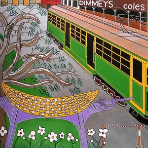 K&ouml;nnte beinhalten: Ein Gem&auml;lde, das eine gr&uuml;n-gelbe Stra&szlig;enbahn mit dem Text DIMMEYS.... coles zeigt. Im Vordergrund st&uuml;tzt eine violette Struktur ein gelbes, ovales Objekt mit Gittermuster vor einem silbernen Hintergrund mit stilisierten B&auml;umen und wei&szlig;en Blumen.