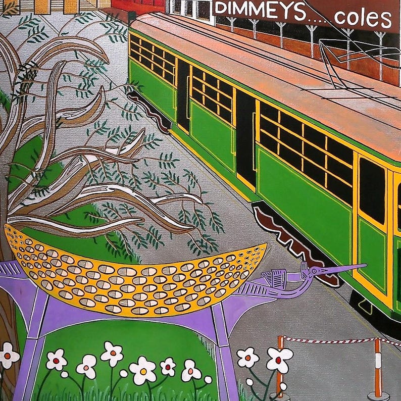 K&ouml;nnte beinhalten: Ein Gem&auml;lde, das eine gr&uuml;n-gelbe Stra&szlig;enbahn mit dem Text DIMMEYS.... coles zeigt. Im Vordergrund st&uuml;tzt eine violette Struktur ein gelbes, ovales Objekt mit Gittermuster vor einem silbernen Hintergrund mit stilisierten B&auml;umen und wei&szlig;en Blumen.