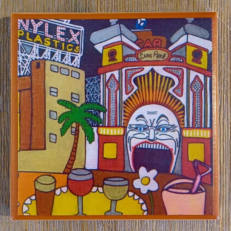Puede incluir: Un azulejo cuadrado de cer&aacute;mica con una colorida ilustraci&oacute;n de la entrada del Luna Park con una cara grande, un letrero de Nylex Plastics, una palmera, dos copas de vino, un vaso de cerveza, una flor blanca y un cubo rosa con una pala.