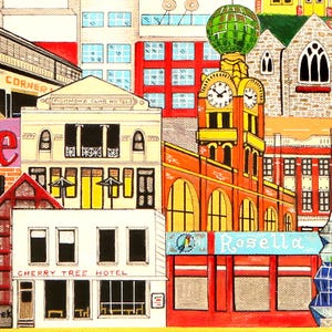 Peut inclure: Une peinture color&eacute;e d'une sc&egrave;ne de rue urbaine repr&eacute;sentant le Richmond Club Hotel et le Cherry Tree Hotel. L'&oelig;uvre comprend une tour d'horloge pro&eacute;minente avec un d&ocirc;me vert, des b&acirc;timents en briques rouges et un panneau bleu avec le texte Rosella.