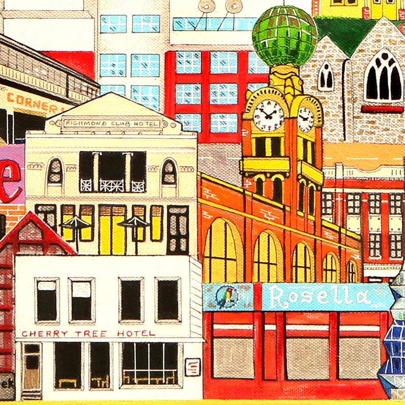 Peut inclure: Une peinture color&eacute;e d'une sc&egrave;ne de rue urbaine repr&eacute;sentant le Richmond Club Hotel et le Cherry Tree Hotel. L'&oelig;uvre comprend une tour d'horloge pro&eacute;minente avec un d&ocirc;me vert, des b&acirc;timents en briques rouges et un panneau bleu avec le texte Rosella.
