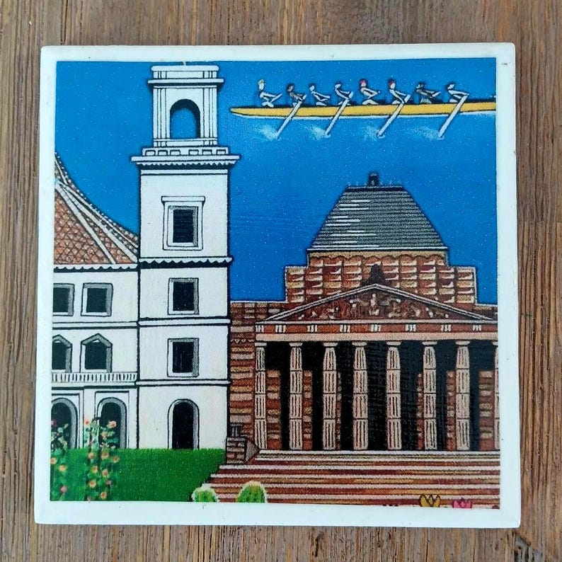 Puede incluir: Un azulejo cuadrado de cer&aacute;mica con una colorida ilustraci&oacute;n de una torre blanca y un edificio cl&aacute;sico con columnas. Sobre las estructuras, un bote de remos amarillo con ocho remeros aparece contra un cielo azul brillante. Incluye follaje verde.