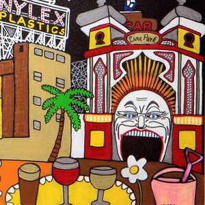 Puede incluir: Una pintura colorida que representa la entrada del Luna Park con una cara grande, un letrero de Nylex Plastics y una palmera. En primer plano, hay dos copas de vino, un vaso de cerveza, una flor blanca y un cubo rosa con una pala peque&ntilde;a.