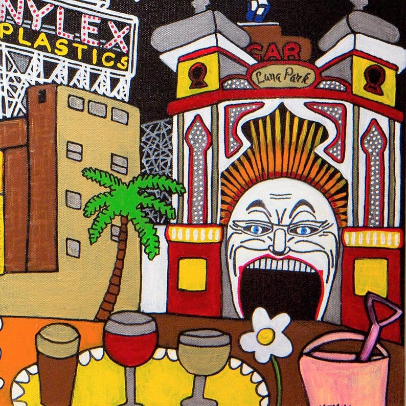 Puede incluir: Una pintura colorida que representa la entrada del Luna Park con una cara grande, un letrero de Nylex Plastics y una palmera. En primer plano, hay dos copas de vino, un vaso de cerveza, una flor blanca y un cubo rosa con una pala peque&ntilde;a.