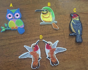 Puede incluir: Cinco parches bordados para planchar que representan diferentes pájaros. Los parches son de varios colores, incluyendo azul, verde, amarillo, rojo y marrón. Los parches son perfectos para añadir un toque de fantasía a la ropa, los bolsos u otros artículos de tela.