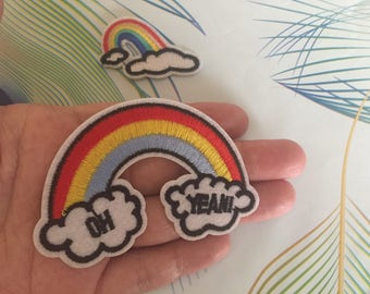 Può includere: Due toppe a forma di arcobaleno da stirare con nuvole e le parole "Oh" e "Yeah!" ricamate.