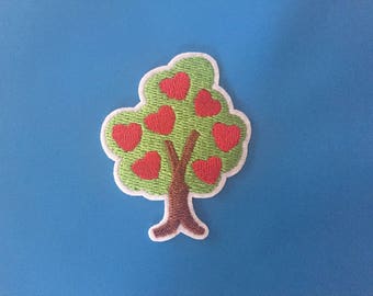 Árbol bordado hierro en remiendo, remiendo de corazón, corazones rojos