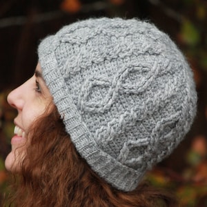 Breckenridge-muts | Haakpatroon | Kay Krochets | Gehaakte muts met kabels