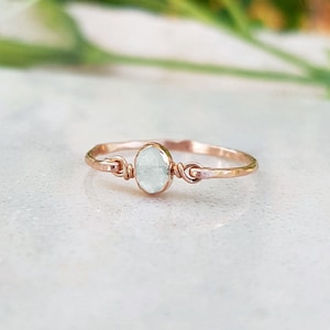 Anillo de oro rosa de 14 k con aguamarina, anillo minimalista, anillo azul aguamarina, anillo de oro rosa macizo, piedra preciosa de aguamarina, anillo con piedra de nacimiento de marzo, anillo delicado