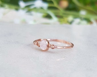 Bague en quartz rose naturel, bague rose clair, bague avec pierres précieuses, bague en or 14 carats ou en or rose, superposition d'anneaux, bague avec pierre de naissance, bague d'avril