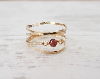 Anillo de rubí dorado, delicado, piedra natal de julio, rubí natural, alambre envuelto, regalo de San Valentín, regalo para ella.