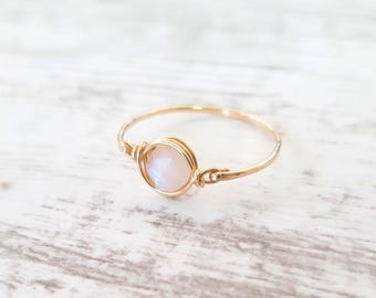 Anillo de piedra lunar, oro de 14 quilates, anillo con alambre, llamativo, piedra preciosa, dama de honor, blanco, hecho a mano, regalo para ella, anillo con piedra de nacimiento de junio