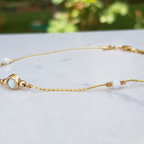Bracelet de cheville délicat, bracelet de cheville de plage, bracelet de cheville en or 14 carats, bracelet de cheville en perles d'opale blanche, bijoux d'opale de cheville, bracelet de cheville, bijoux de pied, cadeau pour elle, opale délicate