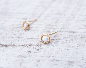 Aretes de alambre envuelto, aretes de ópalo, aretes de ópalo blanco, aretes pequeños, regalo para una amiga, aretes chapados en oro de 14k, delicados