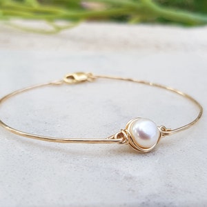 14k Gold Perlenarmband, zarte Perlenarmband, einfache Perlenarmband, Hochzeitsschmuck, Schichtarmband, zierliches Goldarmband, natürliche Perle