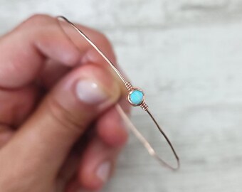 Pulsera de ópalo etíope, pulsera chapada en oro de 14 quilates, pulsera de ópalo diminuto, pulsera de oro sencilla y delicada, pulsera de oro minimalista, pulsera de puño, delicada