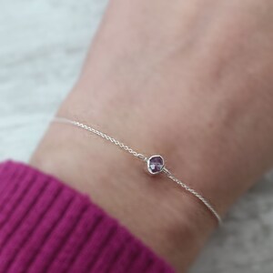 女性用2月の誕生石ブレスレット、アメジストブレスレット、天然アメジストヒーリングストーンブレスレット、パープルアメジストジェムストーンスターリングブレスレット
