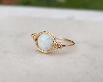 Opaal ring, gouden opaal ring, witte opaal ring, oktober Birthstone, stapelen ring, sierlijke gouden ring, natuurlijke opaal verlovingsring, delicate ring