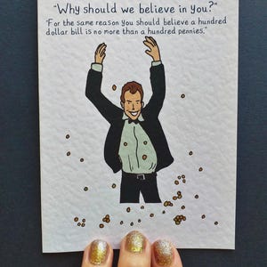 Puede incluir: Una tarjeta de felicitación humorística con una ilustración de dibujos animados de un hombre con esmoquin y los brazos levantados. La tarjeta tiene el texto: "¿Por qué deberíamos creerte?" y "Por la misma razón que crees que un billete de cien dólares no vale más que cien centavos."