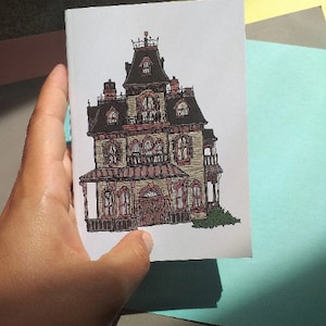 以下が含まれることがあります： 手描きの大きな多層住宅のイラスト。濃い茶色の屋根、白い縁取り、薄い茶色の正面。家は多くの窓と手すりのある正面玄関のポーチがある。