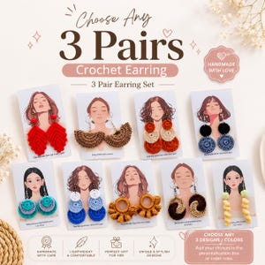 Puede incluir: Una colección de nueve pares de pendientes de ganchillo presentados en tarjetas individuales. Los diseños incluyen formas de hojas rojas, semicírculos marrones, círculos multicolores, círculos azules y negros, turquesas y grises, azules, lazos amarillos y giros marrones.