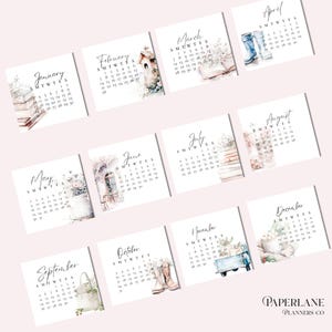 Può includere: Un set di dodici cartoline calendario quadrate per ogni mese dell'anno, con illustrazioni ad acquerello di oggetti stagionali come libri, stivali e fiori. Ogni carta mostra il nome del mese, i giorni della settimana e le date in nero.
