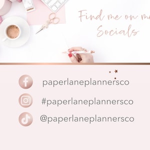 Pu&ograve; includere: Uno sfondo rosa e bianco con accenti dorati presenta icone di social media per Facebook, Instagram e TikTok. Il testo "Find me on my Socials" &egrave; scritto in un font rosa corsivo. Il testo "paperlaneplannersco" &egrave; scritto in nero sotto ogni icona.