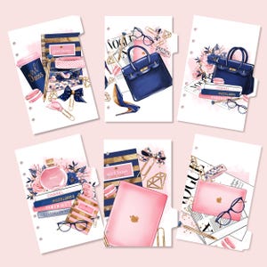 Könnte beinhalten: Ein Set aus sechs Planer-Einlagen mit Illustrationen zum Thema Mode. Die Designs zeigen dunkelblaue Handtaschen, rosa Laptops, Vogue-Magazine, Blumenarrangements, Macarons, goldene Stifte sowie Schriftzüge wie girl boss, Chanel und L'Officiel.