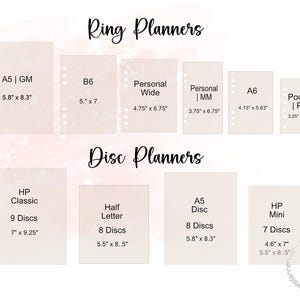 Pu&ograve; includere: Un grafico che mostra le diverse dimensioni di planner ad anelli e a disco. Il grafico include i nomi delle dimensioni, come A5, B6, Personal Wide e Personal MM, nonch&eacute; le dimensioni di ogni dimensione in pollici. Il grafico include anche i nomi dei diversi tipi di planner a disco, come HP Classic, Half Letter, A5 Disc e HP Mini, nonch&eacute; il numero di dischi e le dimensioni di ogni tipo in pollici.