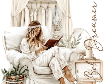 Pode incluir: Uma mulher vestindo um pijama branco com estampa floral senta-se em uma poltrona branca e lê um livro. Ela tem cabelos longos e loiros e usa uma faixa de cabeça prateada. O quarto é decorado em estilo boêmio com cortinas brancas, uma prateleira de madeira e plantas.