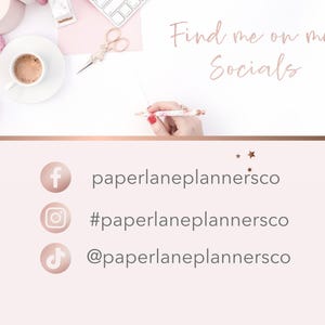 K&ouml;nnte beinhalten: Ein rosa und wei&szlig;er Hintergrund mit goldenen Akzenten zeigt Social-Media-Icons f&uuml;r Facebook, Instagram und TikTok. Der Text "Find me on my Socials" ist in rosa Schrift geschrieben. Der Text "paperlaneplannersco" ist in schwarzer Schrift unter jedem Symbol geschrieben.