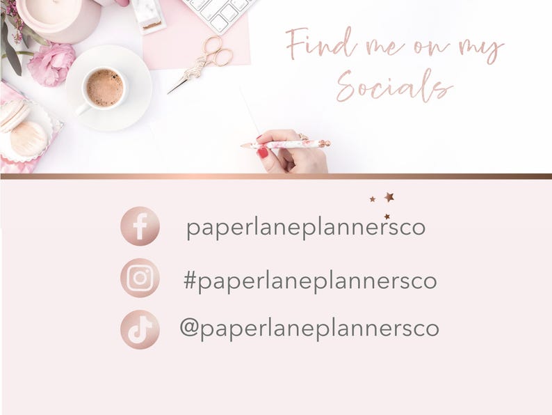 K&ouml;nnte beinhalten: Ein rosa und wei&szlig;er Hintergrund mit goldenen Akzenten zeigt Social-Media-Icons f&uuml;r Facebook, Instagram und TikTok. Der Text "Find me on my Socials" ist in rosa Schrift geschrieben. Der Text "paperlaneplannersco" ist in schwarzer Schrift unter jedem Symbol geschrieben.