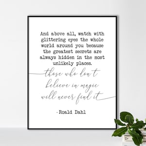 Pode incluir: Citação imprimível em preto e branco de Roald Dahl: "E acima de tudo, observe o mundo ao seu redor com olhos brilhantes, porque os maiores segredos estão sempre escondidos nos lugares mais improváveis. Aqueles que não acreditam na magia nunca a encontrarão."