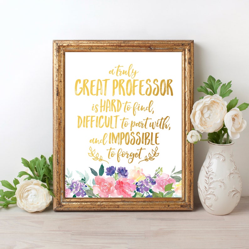 Puede incluir: Una impresi&oacute;n enmarcada en dorado con fondo blanco y una cita dorada que dice "a truly GREAT PROFESSOR is HARD to find, DIFFICULT to part with, and IMPOSSIBLE to forget". La cita est&aacute; rodeada de flores de acuarela en tonos rosa, morado y verde.